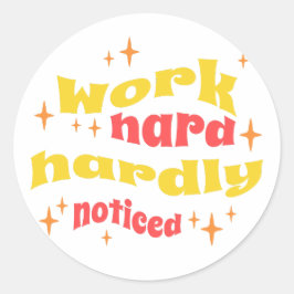 WERK HARD, NAUWELIJKS MERKBAAR SARCASTISCH WERK RONDE STICKER