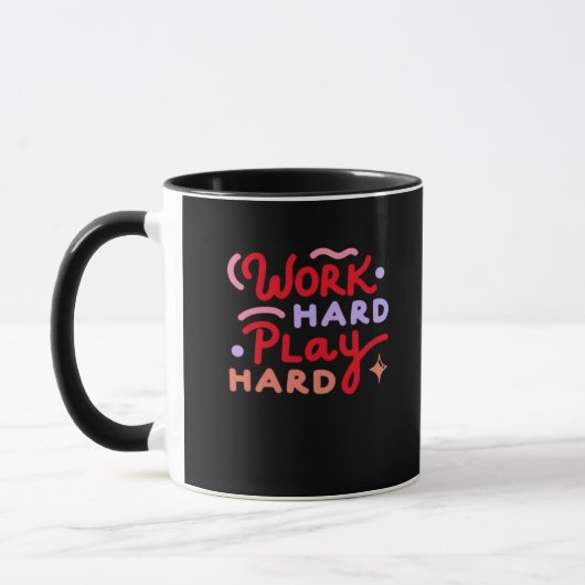 Werk hard, speel zo hard, grappige werkdag mok (Links)