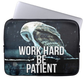 Werk hard, wees geduldig - Motivatie Laptop Sleeve