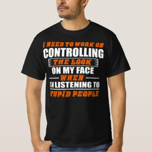 Werken die controle houden, gezichtsopname stoutmo t-shirt