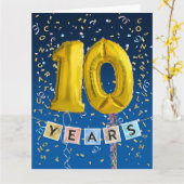 Werknemer 10-jarig jubileum gouden ballon cijferka kaart (Gele Bloem)