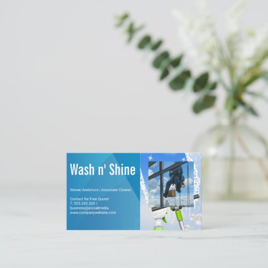 Werknemer schoonmaken raam op gebouw visitekaartje (Staand voorkant)