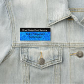 Werknemer van de zwembad naamplaatje (In situ)