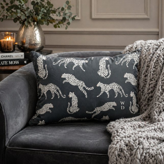Werp Kussen | Kussen met Luipaardprint (A stylish cheetah pattern throw pillow with fashion led appeal and monogram initials.)