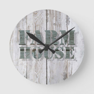 western boerenbedrijf met witgewassen hout ronde klok