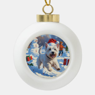 Westie rent in de sneeuw met kerstmuts keramische bal ornament