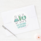 Wetenschap Experiment Groene Jongen Verjaardag Ronde Sticker (Envelop)