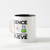 Wetenschap geeft niet om wat je gelooft tweekleurige koffiemok (Voorkant links)