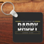 WHAT AN AWESOME DAD LOOKS LIKE  SLEUTELHANGER (Voorkant)
