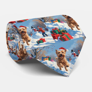 Wheaten Terrier Rent in de Sneeuw met Kerstmuts Stropdas