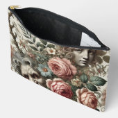 Where Baroque Fangs Find Homes – Gothic Portrait Etui (Open)