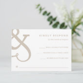 Whimsical Ampersand | Witte en beige bruiloft RSVP Kaartje (Staand voorkant)