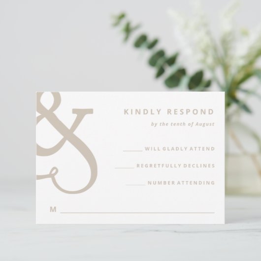 Whimsical Ampersand | Witte en beige bruiloft RSVP Kaartje (Staand voorkant)