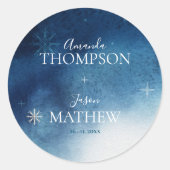 Whimsical Blauw Wit Sneeuwvlok Bruiloft Ronde Sticker (Voorkant)