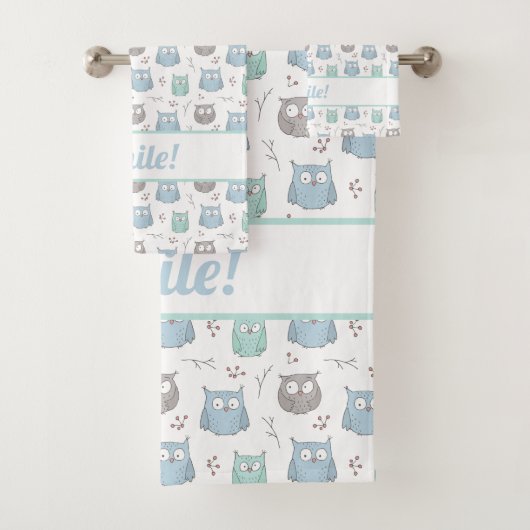 Whimsical Blauwe Groene Uilen en Bloemen Patroon Bad Handdoek (Insitu)