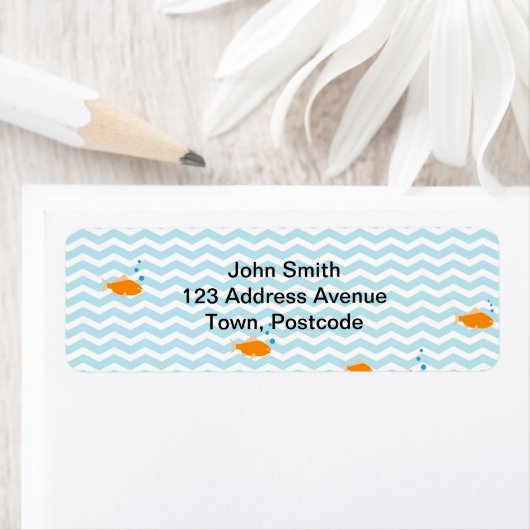 Whimsical Blue chevron met gouden vis Etiket (Insitu)