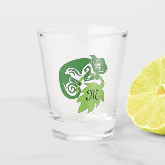 Whimsical Chameleon die op het Hops Monogram klimt Shot Glas (Voorkant)