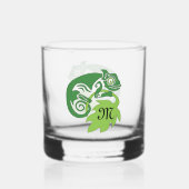 Whimsical Chameleon die op het Hops Monogram klimt Whisky Glas (Voorkant)