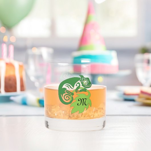 Whimsical Chameleon die op het Hops Monogram klimt Whisky Glas (Insitu (Verjaardag))