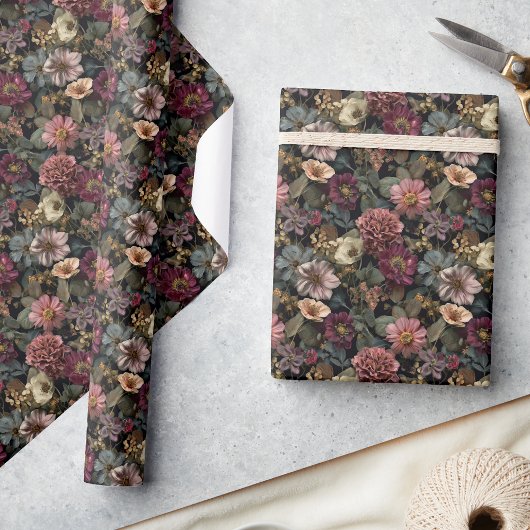 Whimsical Dark Moody Boho Bloemen Roze en Groen Cadeaupapier
