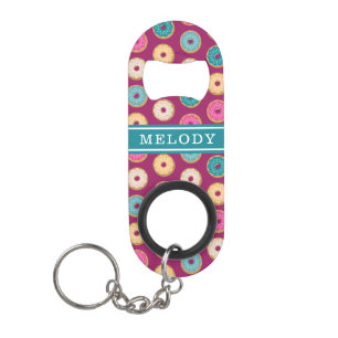 Whimsical Doughnut Pattern op Paars Mini Flessenopener