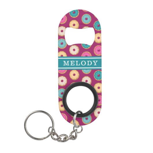 Whimsical Doughnut Pattern op Paars Mini Flessenopener (Voorkant)