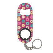 Whimsical Doughnut Pattern op Paars Mini Flessenopener (Achterkant)