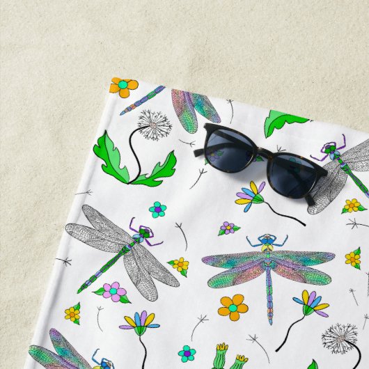 Whimsical Dragonflies en Dandelions Hand Drawn Strandlaken (In situ)