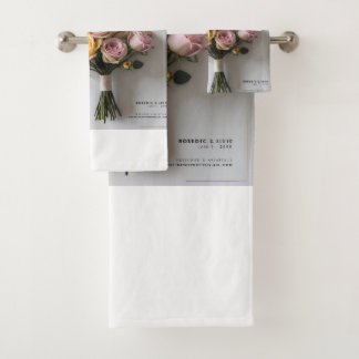 Whimsical Elegance: een door portretten geïnspiree Bad Handdoek