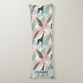 Whimsical Giraffe Polka Dot Pattern – Pastel Lichaamskussen (Voorkant Verticaal)