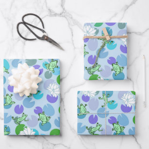 Whimsical groene kikkers en lelie pads op lichtbla inpakpapier vel