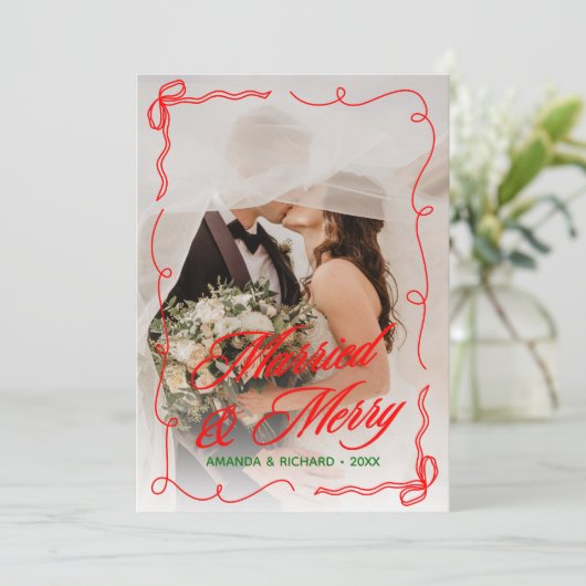 Whimsical Hand getekend Getrouwd & Vrolijk Kerstfe Feestdagenkaart (Staand voorkant)