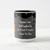 Whimsical Happy Pumpkin-Man en gedicht-Mok Tweekleurige Koffiemok (Center)