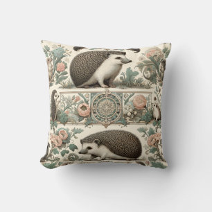 Whimsical Hedgehog Haven: Victoriaans bloemen Kussen