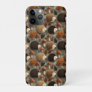 Whimsical herfst egel- en paddenstoelenpatroon iPhone 11 pro hoesje