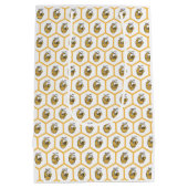 Whimsical Honey Bee and Gold Hexagon Pattern Medium Cadeauzakje (Achterkant)