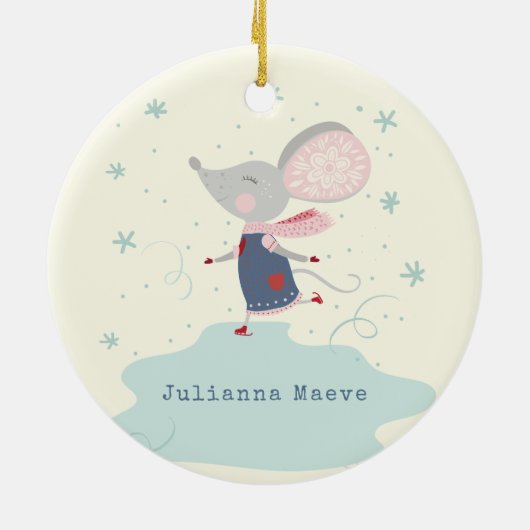 Whimsical Ice Skater Mouse Holiday Name Custom Keramisch Ornament (Achterkant)