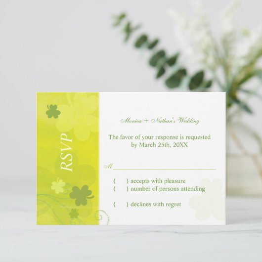 Whimsical Irish Green Shamrocks Weddenschap RSVP (Staand voorkant)