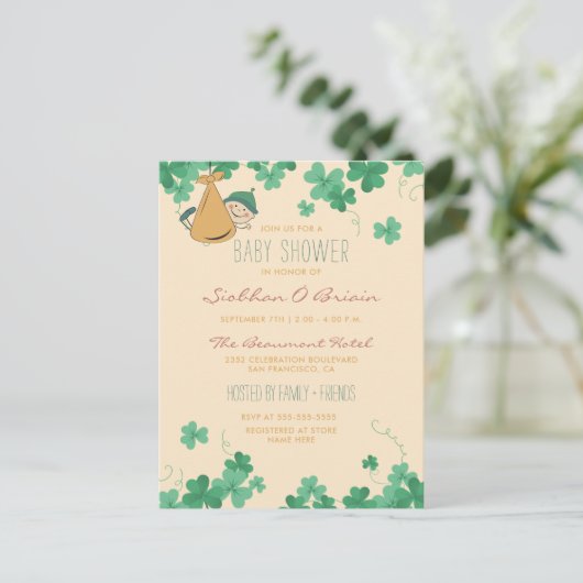 Whimsical Irish Thmed Shamrock Baby shower Uitnodiging Briefkaart (Staand voorkant)