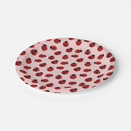 Whimsical Ladybug Patroon op Roze Papieren Bordje (Gekanteld)