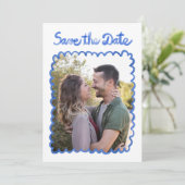 Whimsical met de hand getekende blauwe foto QR web Save The Date (Staand voorkant)