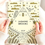 Whimsical Mountain Adventure 2025 Nom personnalisé<br><div class="desc">Embarquez dans un voyage d'organisation et de merveille avec ce planificateur fantaisiste. Avec une scène de montagne captivante avec des hiboux, des arbres et un sentier tortueux, ce planificateur vous invitation à explorer les profondeurs de votre imagination. Imaginez-vous en train de réaliser vos rêves et vos rendez-vous dans ce paysage...</div>