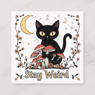 Whimsical noir kat omlijst door rode paddenstoelen informatiekaartje