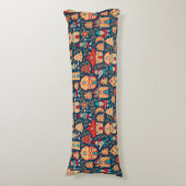 Whimsical Nordic Houses en Gnomen | Scandinavische Lichaamskussen (Voorkant Verticaal)