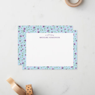 Whimsical Paarse Zonnebloemen Lichtblauw Monogram Notitiekaartje