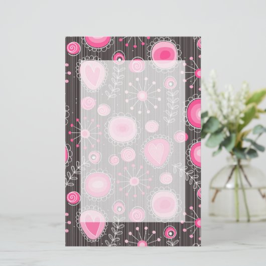 Whimsical roze en blauwe harten en bloemen briefpapier (Staand voorkant)