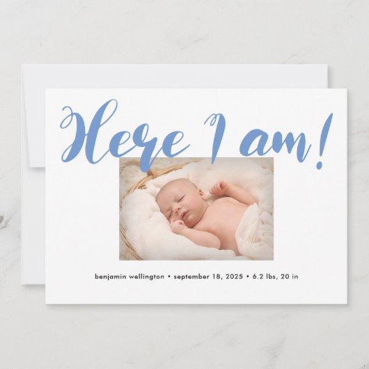 Whimsical-script hier ben ik Blue Boy Birth Aankondiging (Voorkant)