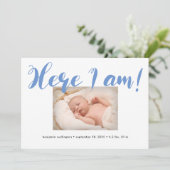 Whimsical-script hier ben ik Blue Boy Birth Aankondiging (Staand voorkant)