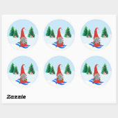 Whimsical Skiing Kerstmis Gnome Scene Ronde Sticker (Vel)