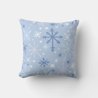 Whimsical snowflake flurry in blueit op ijzblauw kussen